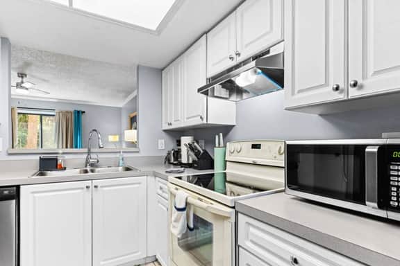 Quiet Peaceful Townhome 2 BR/ 2.5 Bath - Location!