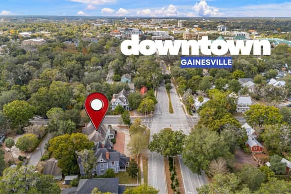 Sleeps 16 in Downtown Gainesville: 7 BR/ 7.5 BA, Huge Porches/ Perfect for Events