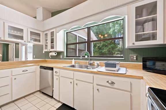 Spacious Group Retreat | Quiet NW Gainesville - Image 4