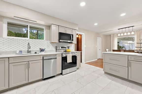 Gator Getaway | Walk to UF & Stadium | Sleeps 12 - Image 5