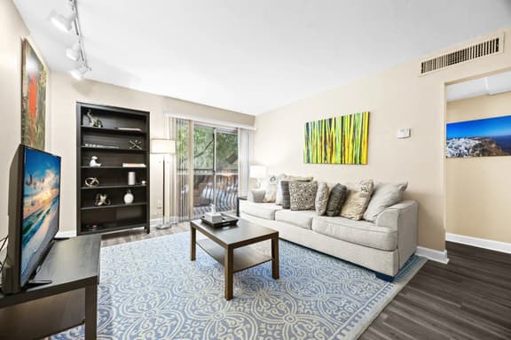1BR / 1B walking distance to Shands/UF/VA, Pool!