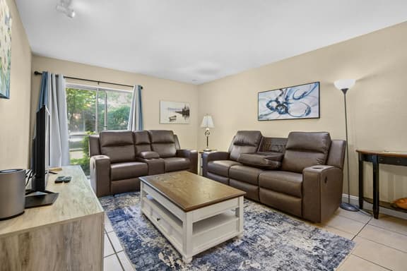 2BR / 1B Walk to Shands Hospital and UF Campus- Pool!