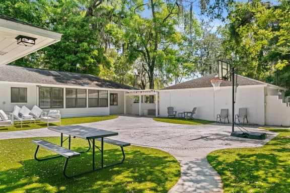 5 Bedroom House Walking Distance to UF/ Swamp