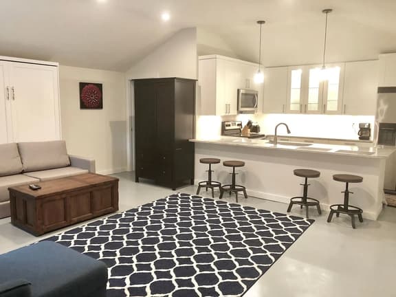 Beautiful Guest Studio- Sleeps 4- Walk to Stadium