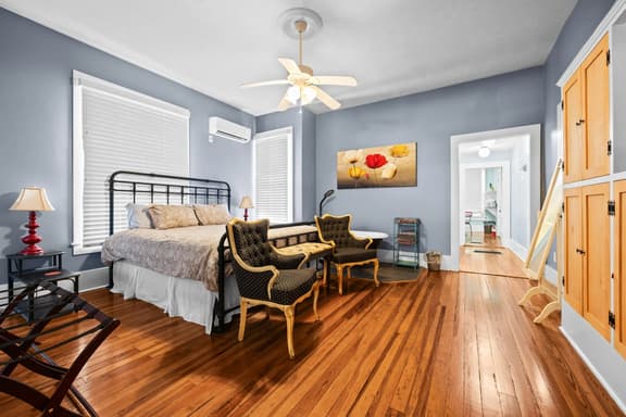 Downtown Apt near UF & Shands w/ Parking