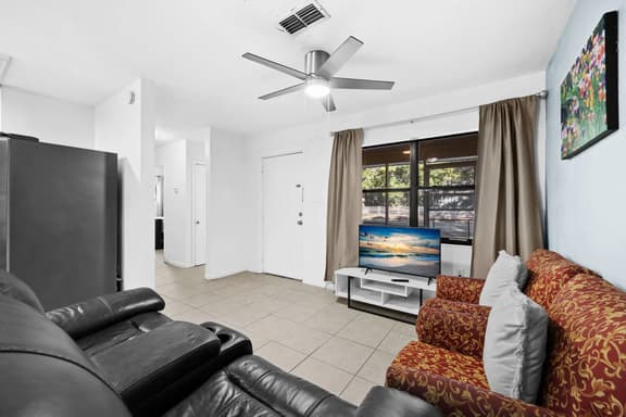Downtown Duplex- Spacious and Comfy 2 Bedroom