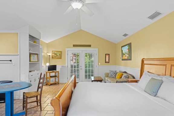 Downtown Guest Studio with Porch and Spa Tub Spats