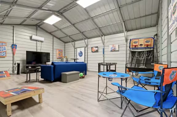 Gator Pad Near UF – Sleeps 7 w/ Game Room