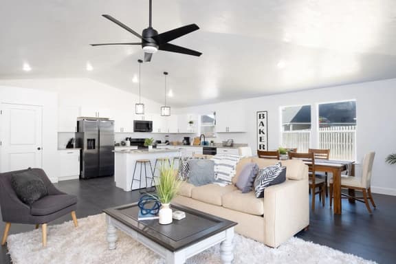 New Home- Sleeps 8 -Near Gainesville & Springs