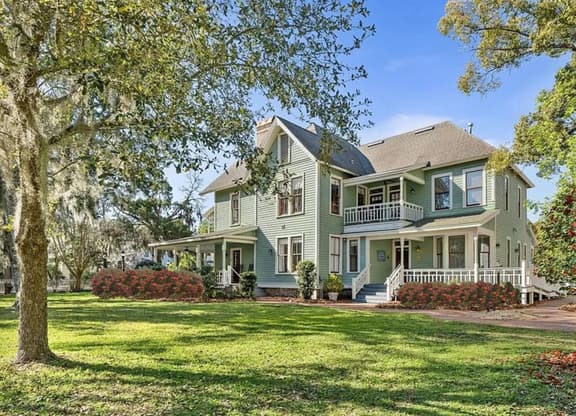 Sleeps 16 in Downtown Gainesville: 7 BR/ 7.5 BA, Huge Porches/ Perfect for Events