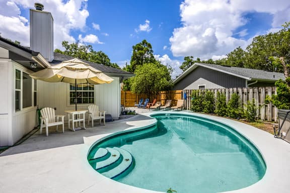 Stylish 3BR Pool Home+ Outdoor TVs