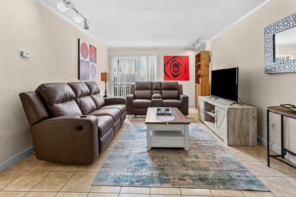 Walk to UF & Shands – Free Parking + Pool